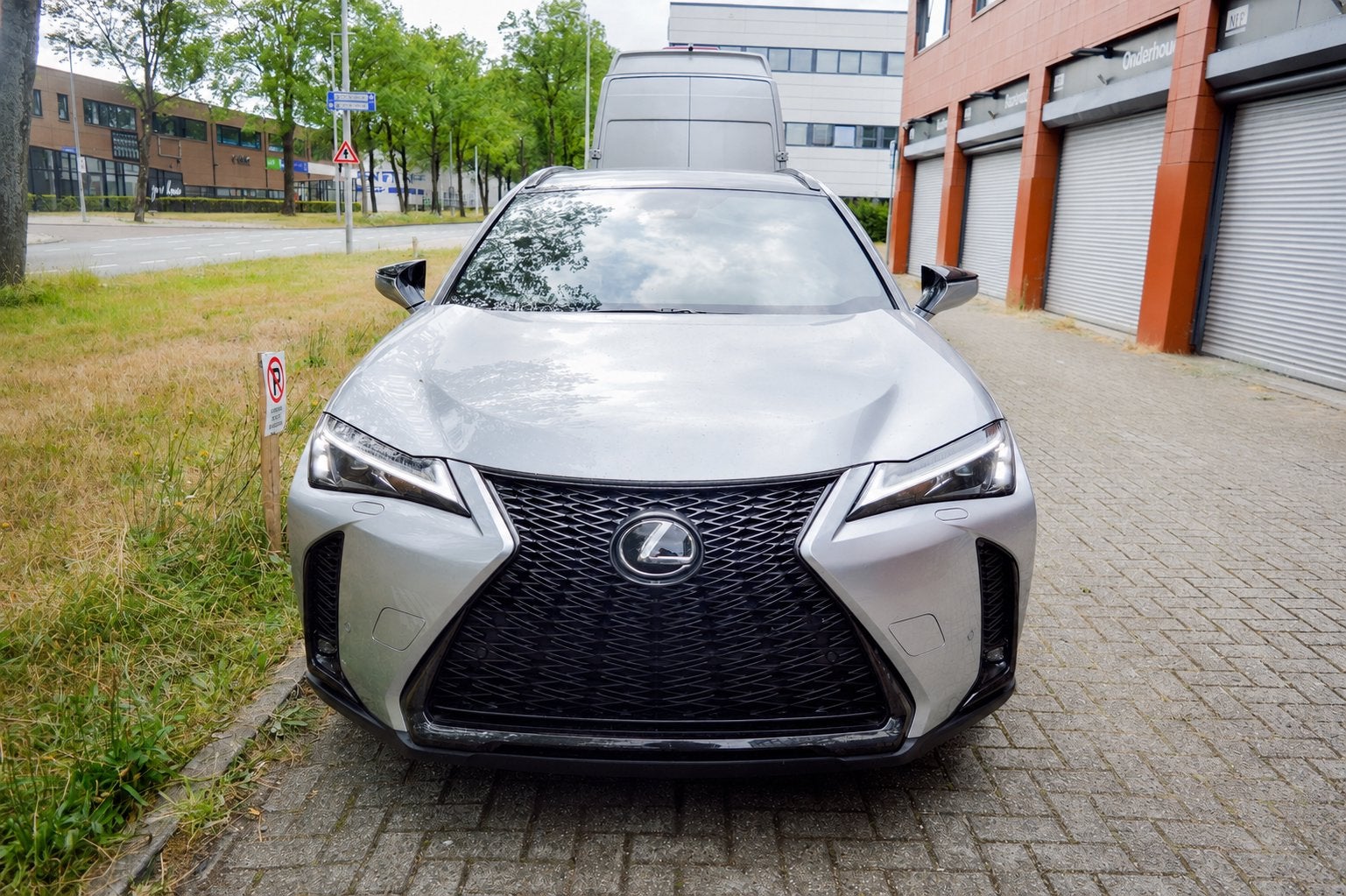 Lexus UX 250h Hybrid 152pk CVT 2023 Grijs, 750 kg, Bedrijf, 152 pk, Hybride Elektrisch/Benzine
