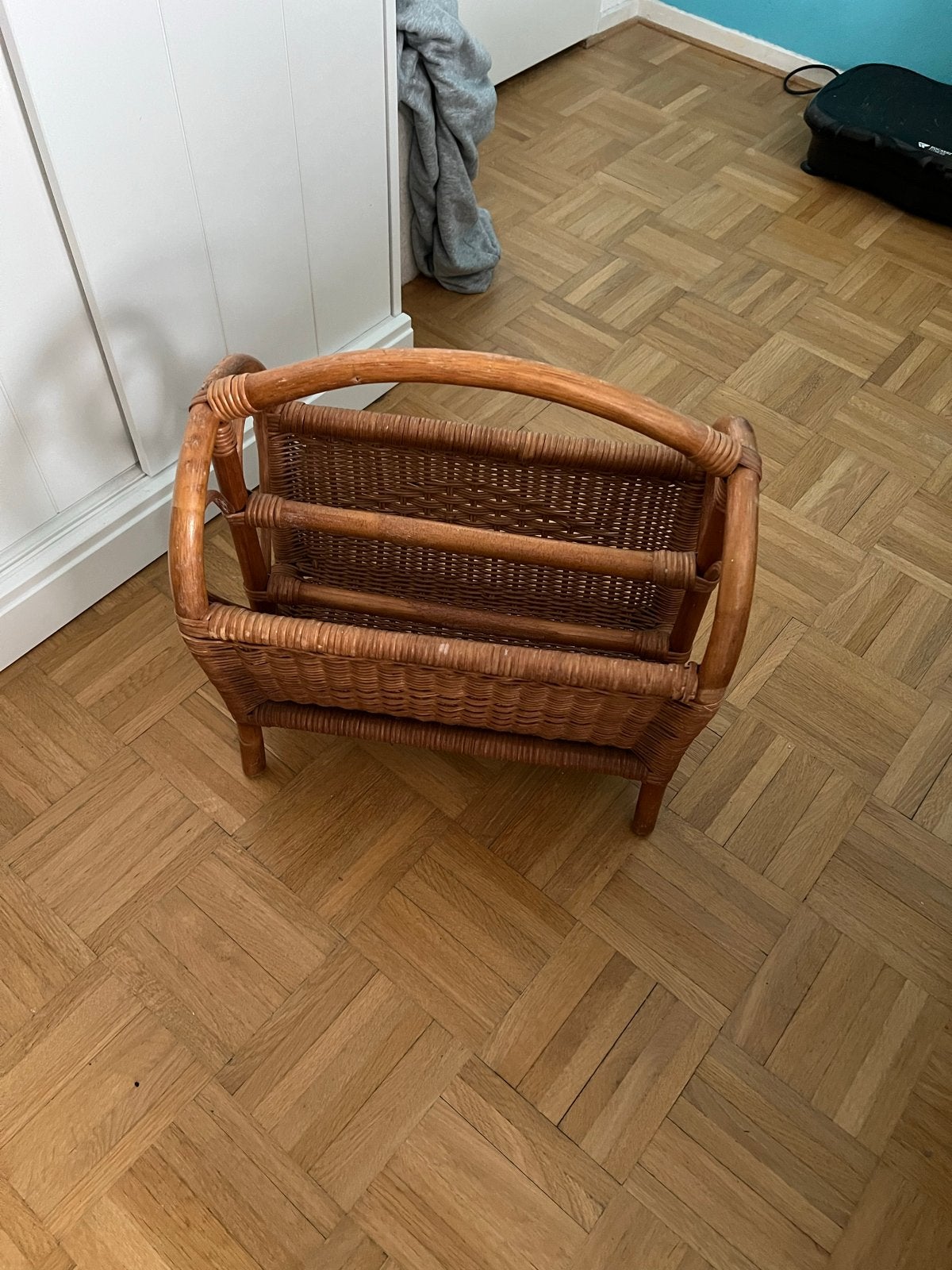 Vintage rotan krantenbak - Zo goed als nieuw, Huis en Inrichting, Woonaccessoires | Krantenbakken en Lectuurbakken, Ophalen, Met handvat