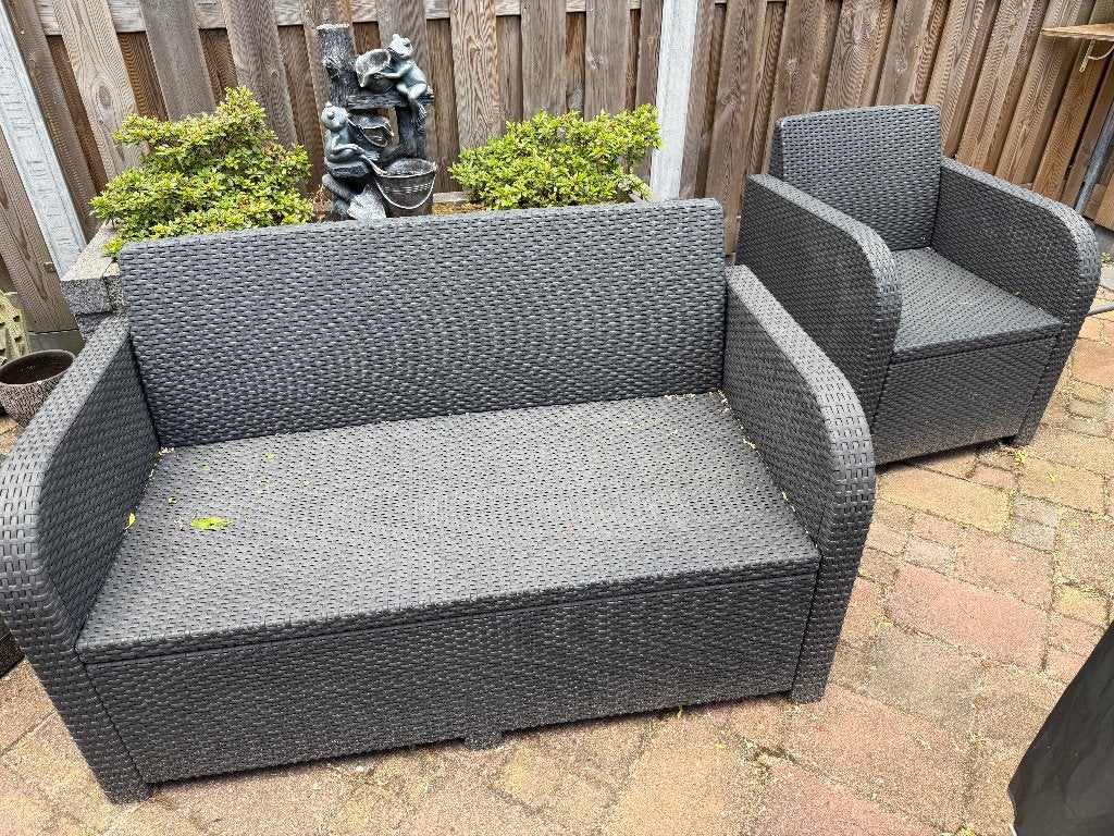 Bankje, 2 stoelen en tafeltje + kussens, Ophalen, Kunststof, Gebruikt, Drie