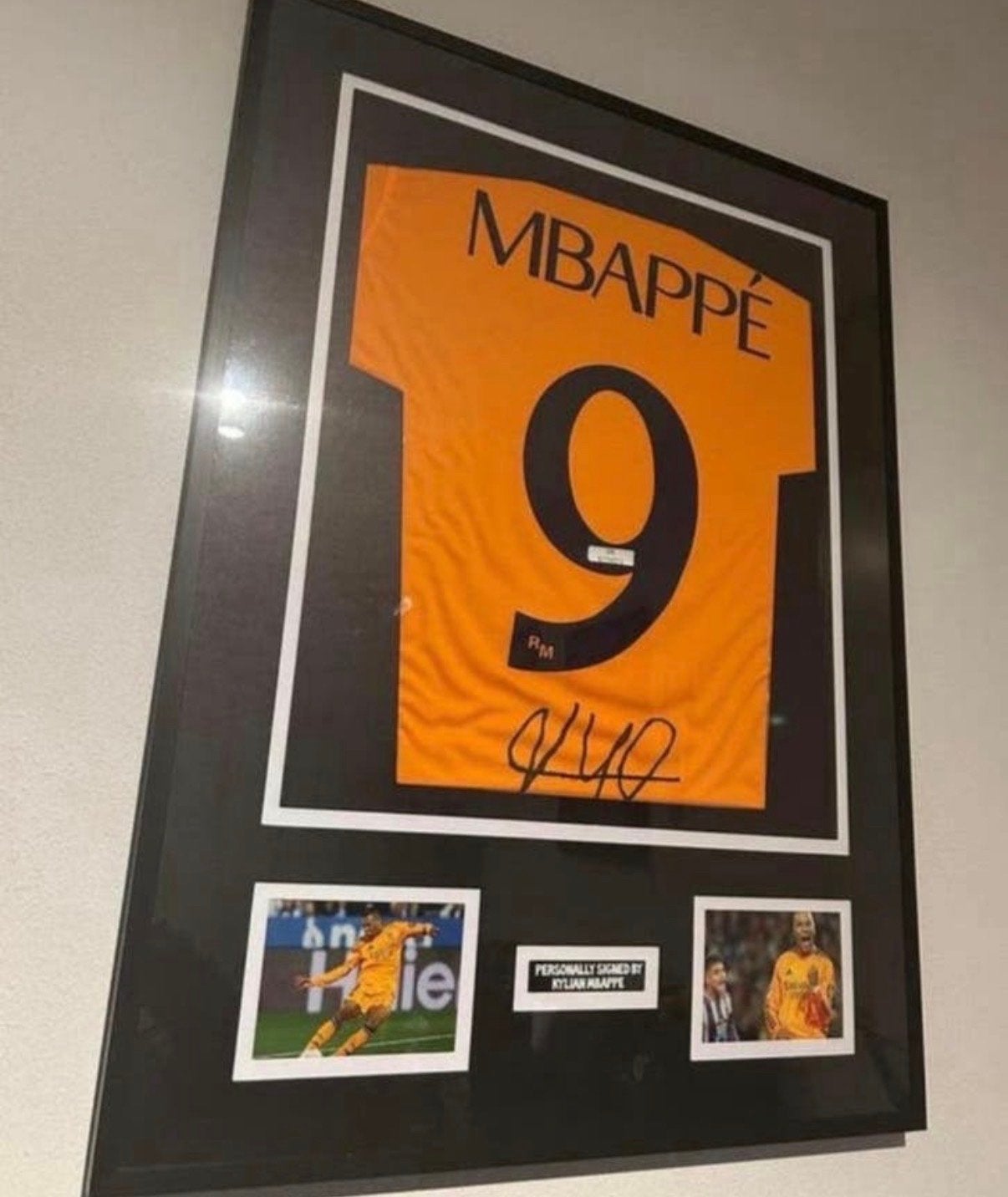 Ingelijst gesigneerd Kylian Mbappé shirt met certificaat, Ophalen of Verzenden, Zo goed als nieuw, Buitenlandse clubs, Shirt