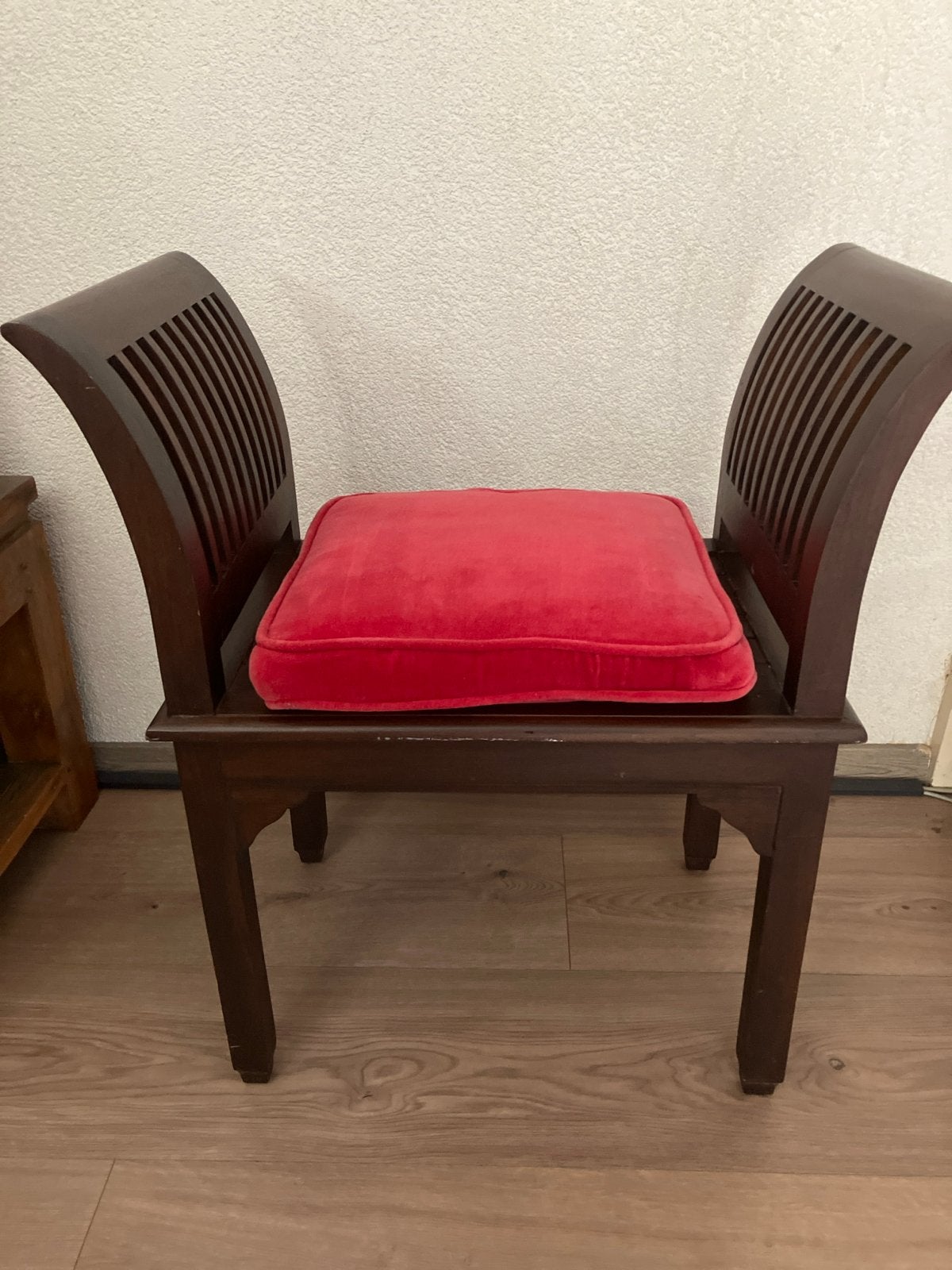 Houten bankje met rood kop kussen - 76x69x42 cm, Ophalen