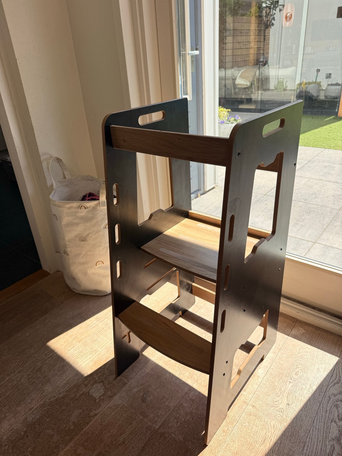 Zwarte keukenhulp met houtlook MDF - Verstelbaar, Kinderen en Baby's, Ophalen, Zo goed als nieuw, Overige typen