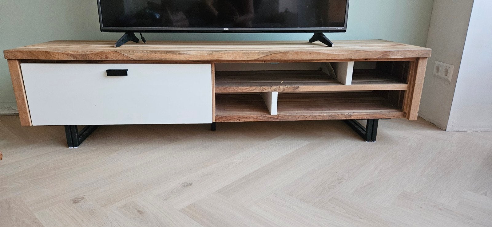 Massief houten tv-meubel met lade en open vakken Xooon, Huis en Inrichting, Kasten | Televisiemeubels, Modern, Industrieel, 150 tot 200 cm