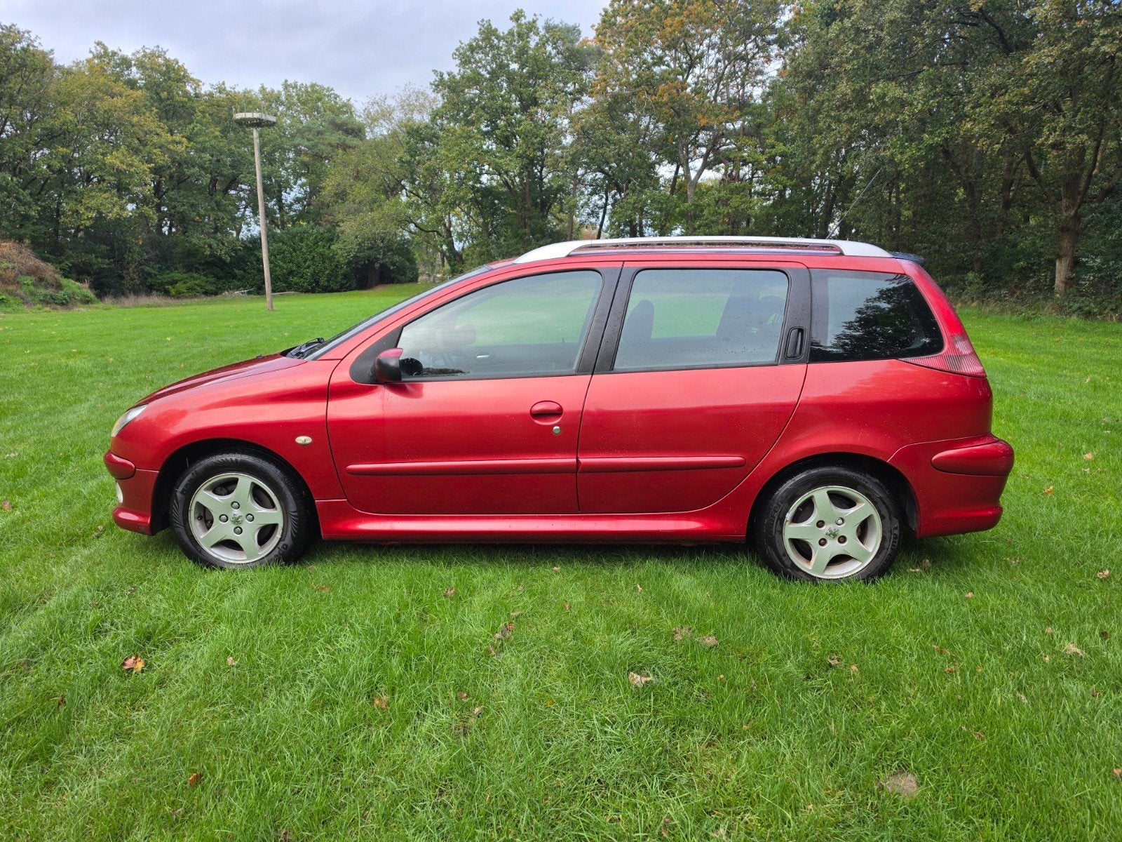 Peugeot 206 station, nieuwe apk en net beurt gehad., Auto's, Voorwielaandrijving, Zwart, 4 cilinders, Origineel Nederlands