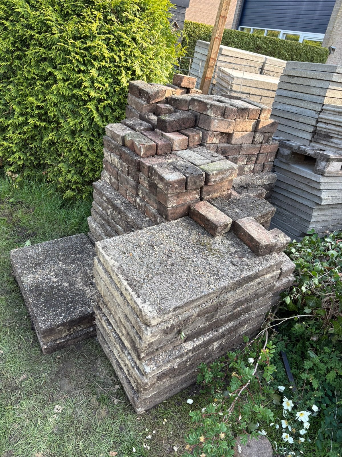 Gratis grindtegels 50x75 cm en klinkers, Ophalen, Zo goed als nieuw, Beton, Terrastegels