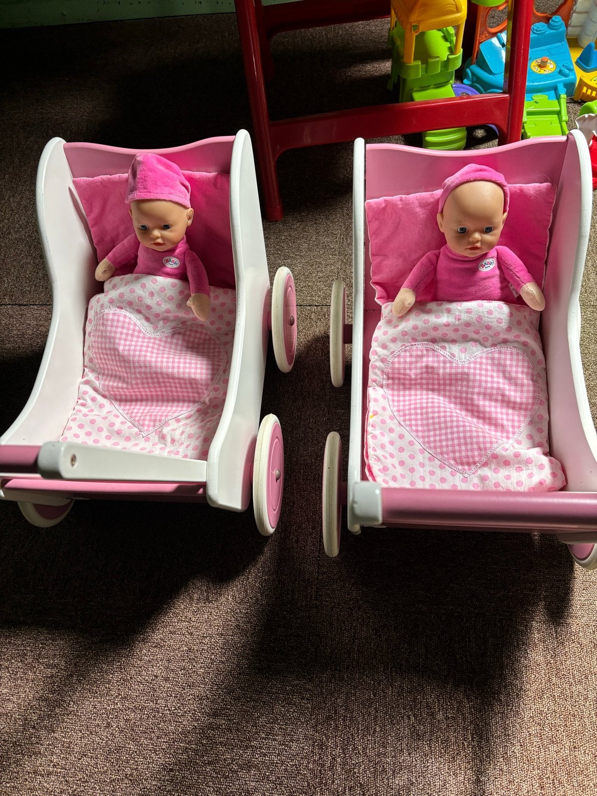 2 houten poppenwagens met poppen.. - Zo goed als nieuw, Ophalen of Verzenden, Zo goed als nieuw, Babypop
