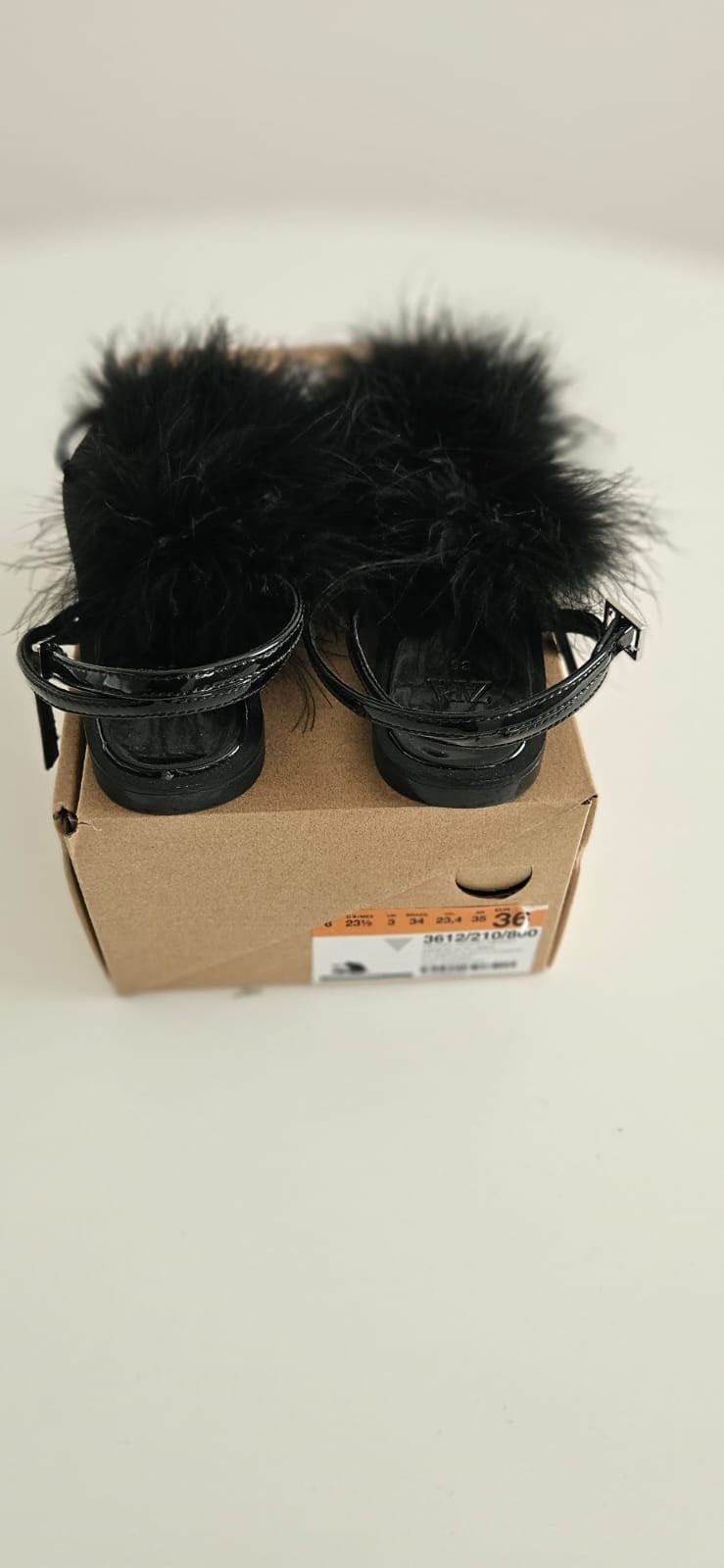 Zara slingback met veren, Ophalen of Verzenden, Zo goed als nieuw, Zwart, Sneakers of Gympen