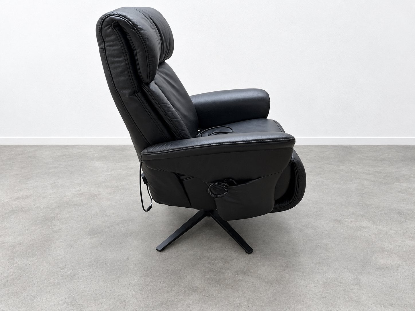 Luxe Himolla Easyswing Relaxfauteuil Zwart Leder – Z.G.A.N., Ophalen of Verzenden, Zo goed als nieuw, 50 tot 75 cm