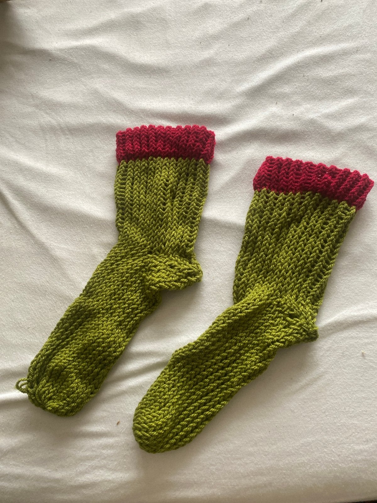 Handgebreide sokken - Groen met rood, Sokken en Kniesokken, Nieuw, Overige maten, Ophalen of Verzenden
