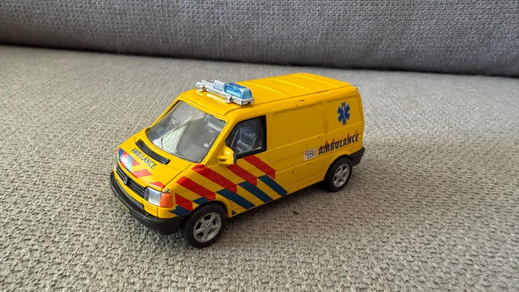 Speelgoed ambulance busje - Geel met blauw zwaailicht, Verzamelen, Ophalen of Verzenden, Gebruikt