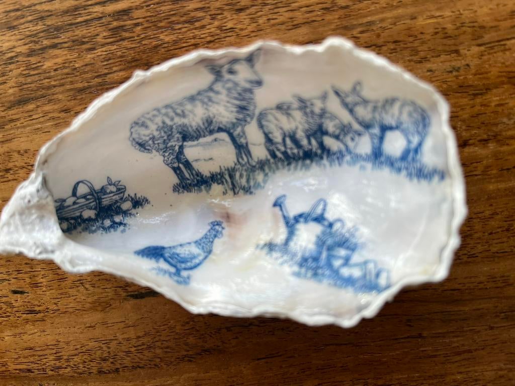 Gedecoreerde oesterschelp, Antiek en Kunst, Ophalen of Verzenden
