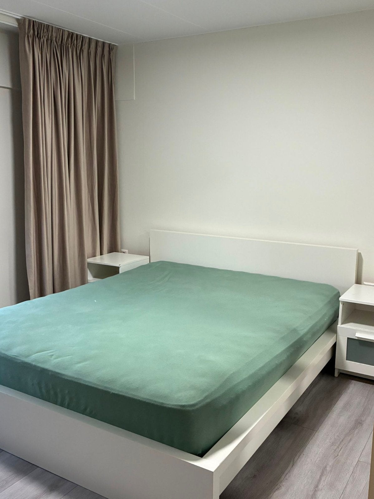 Tweepersoonsbed met lattenbodem en nachtkastjes, Huis en Inrichting, Ophalen, Wit, Tweepersoons, Zo goed als nieuw