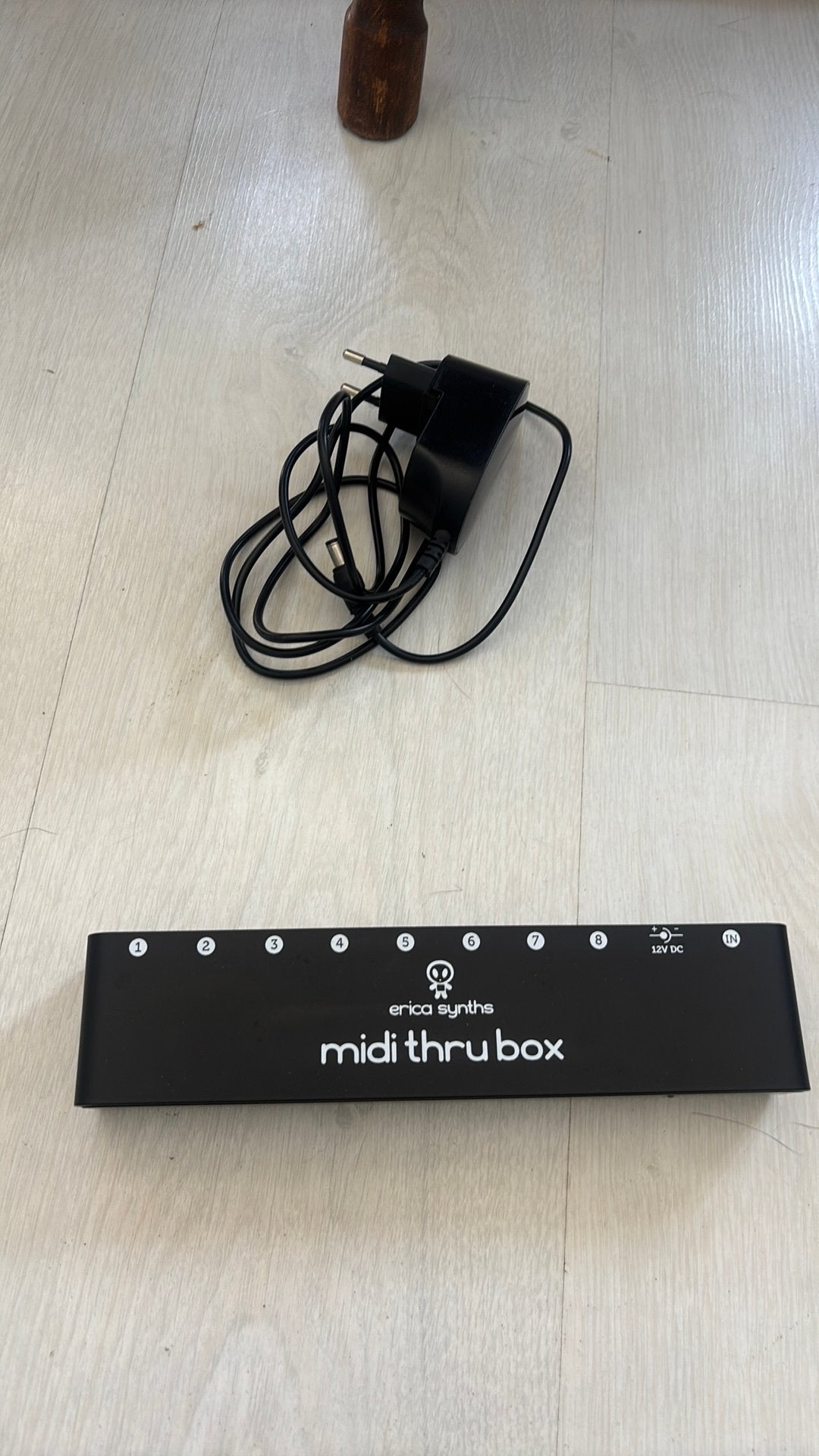 Erica Synths MIDI Thru Box MIDI Splitter – Inclusief Voeding, Muziek en Instrumenten, Midi-apparatuur, Ophalen of Verzenden, Zo goed als nieuw