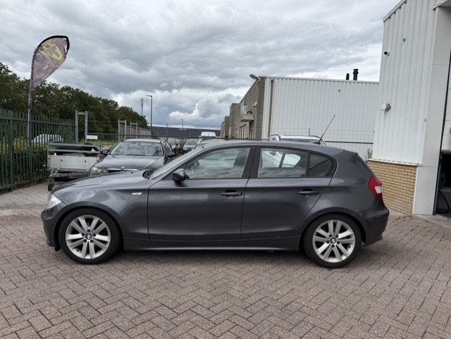 BMW 1-serie 116i AIRCO APK T/M 15-10-2027, Gebruikt, Zwart, 4 cilinders, 635 kg