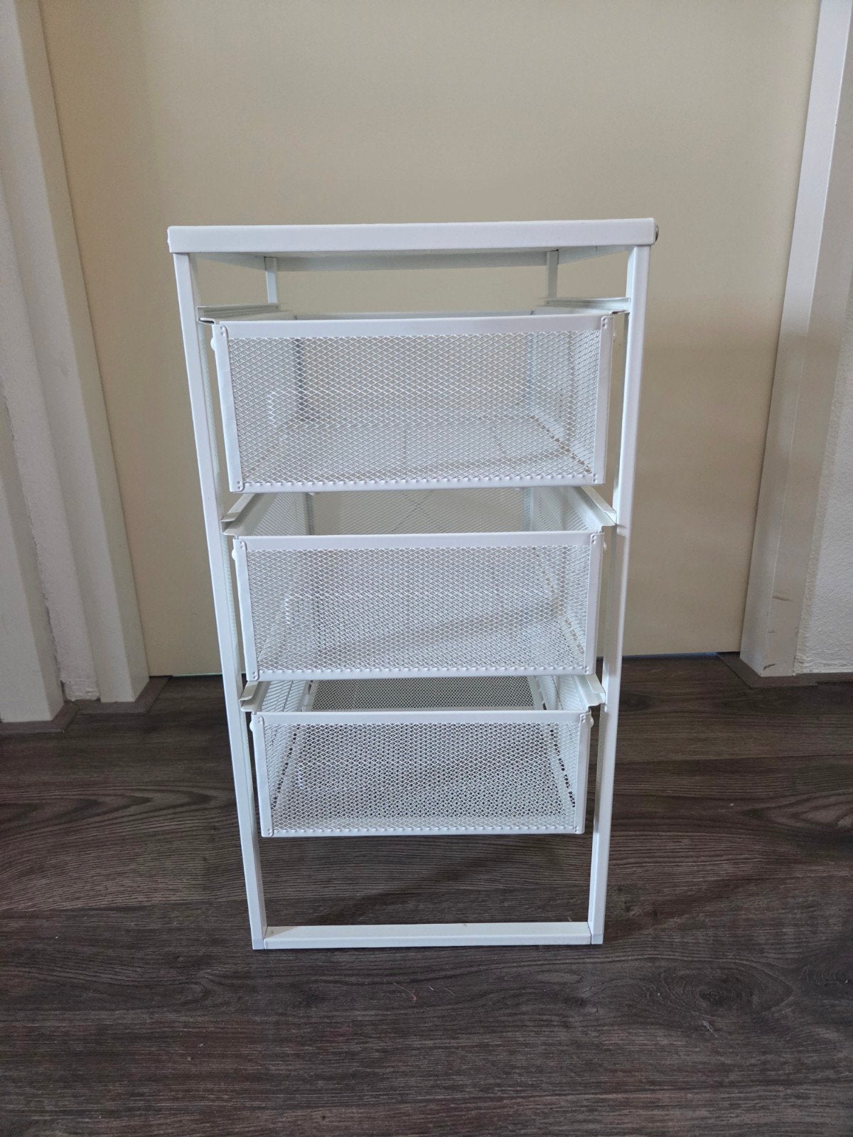 Ikea nachtkastje met 3 lades - prima staat, Huis en Inrichting, Slaapkamer | Nachtkastjes, Ophalen, Overige materialen, Gebruikt