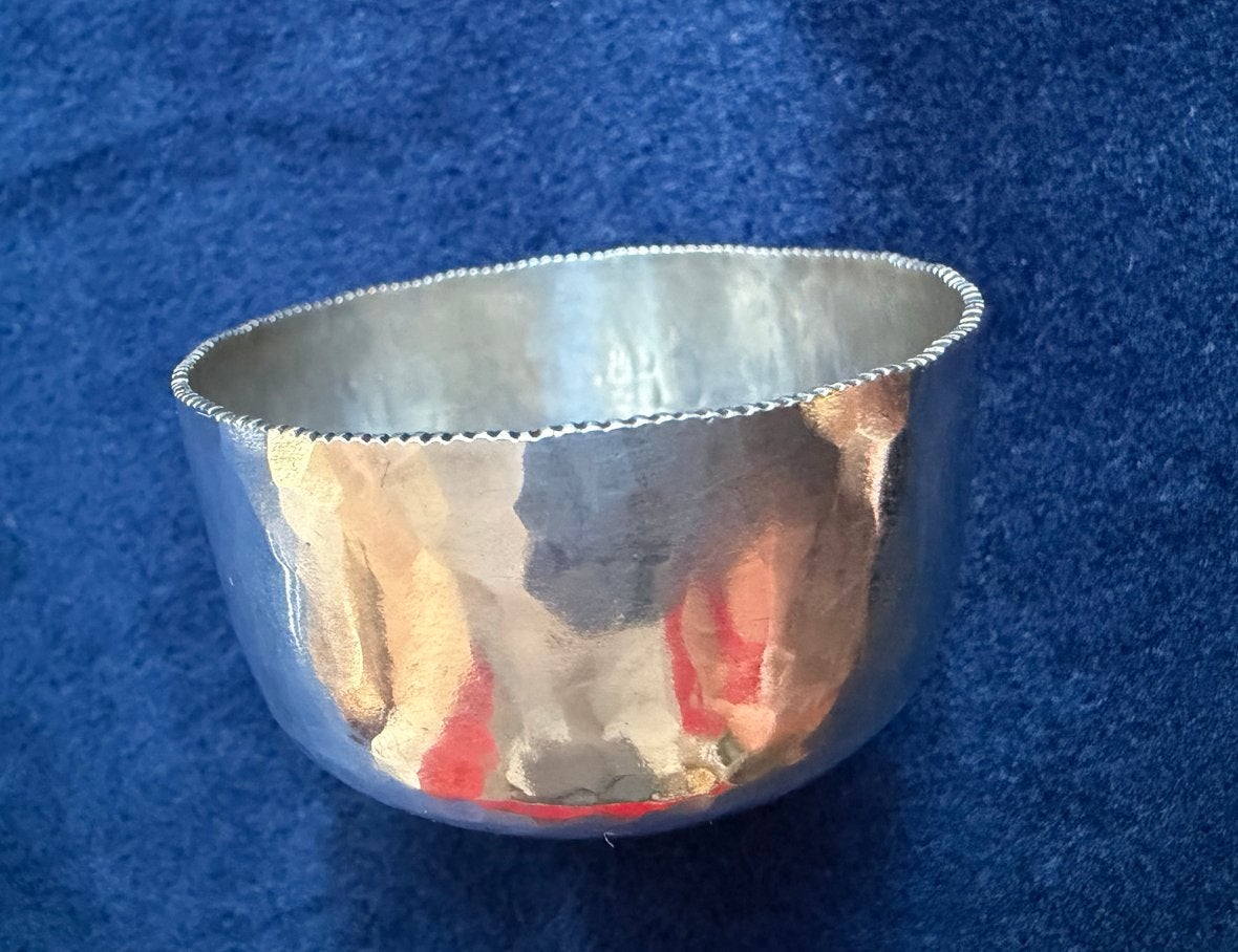 Zilveren schaaltje, gehamerd met parelrand., Antiek en Kunst, Verzenden, Zilver