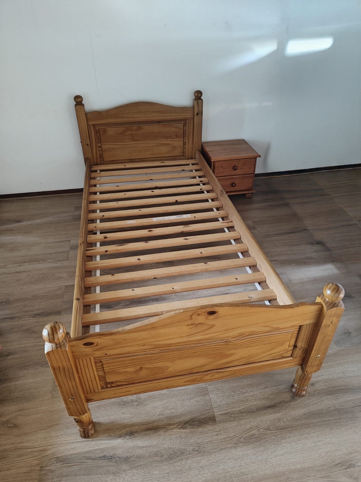 Stevig houten eenpersoonsbed met nachtkastje, Huis en Inrichting, Ophalen, Gebruikt, 90 cm, Eenpersoons