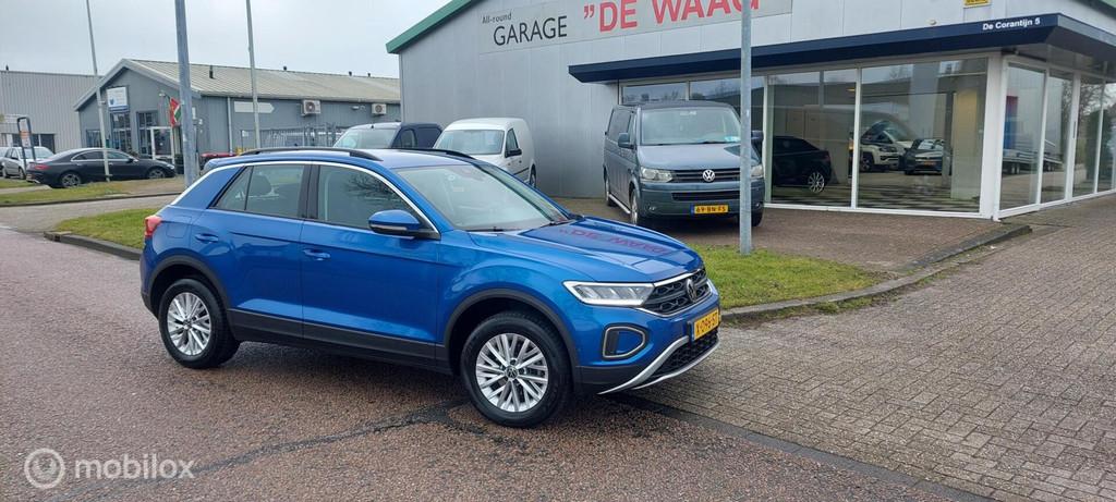Volkswagen T-Roc 1.5 TSI Life Edition 150pk Automaat, Auto's, Euro 6, 4 cilinders, 150 pk, Blauw