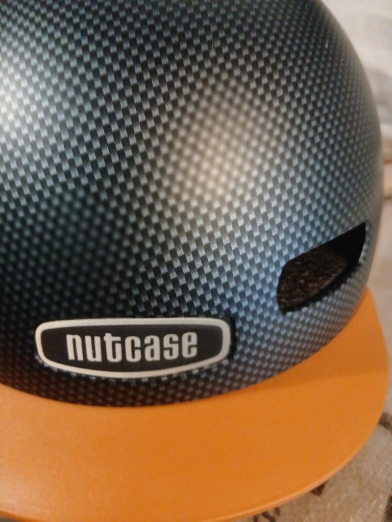 Nutcase Fietshelm (maat M) - Carbon Look met Oranje Klep, Fietsen en Brommers, Fietsaccessoires | Fietshelmen, Zo goed als nieuw