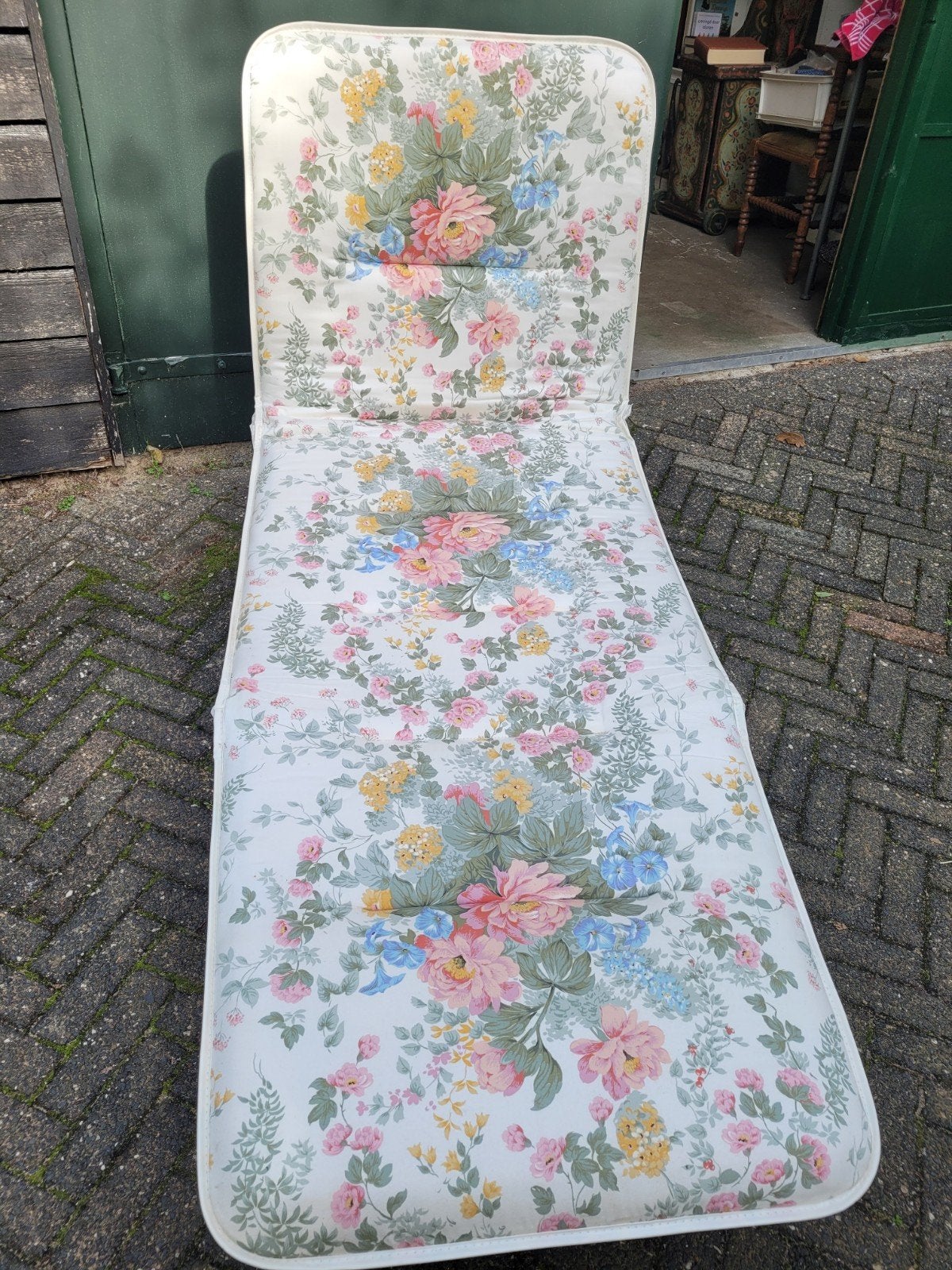 vintage jaren 70-80 ligbed , opklapbare stretcher bloemmotie, Tuin en Terras, Ophalen