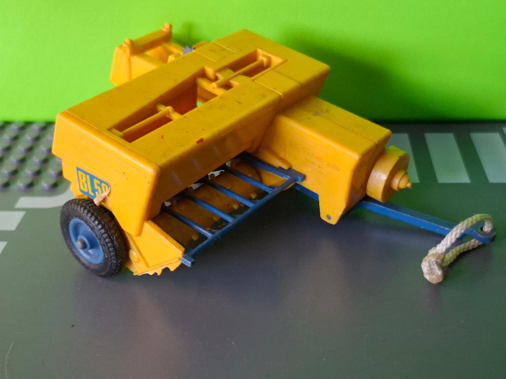 Britains - Bamfords BL58 pers [geel] 1/32, Ophalen of Verzenden, Gebruikt, Tractor of Landbouw, Britains