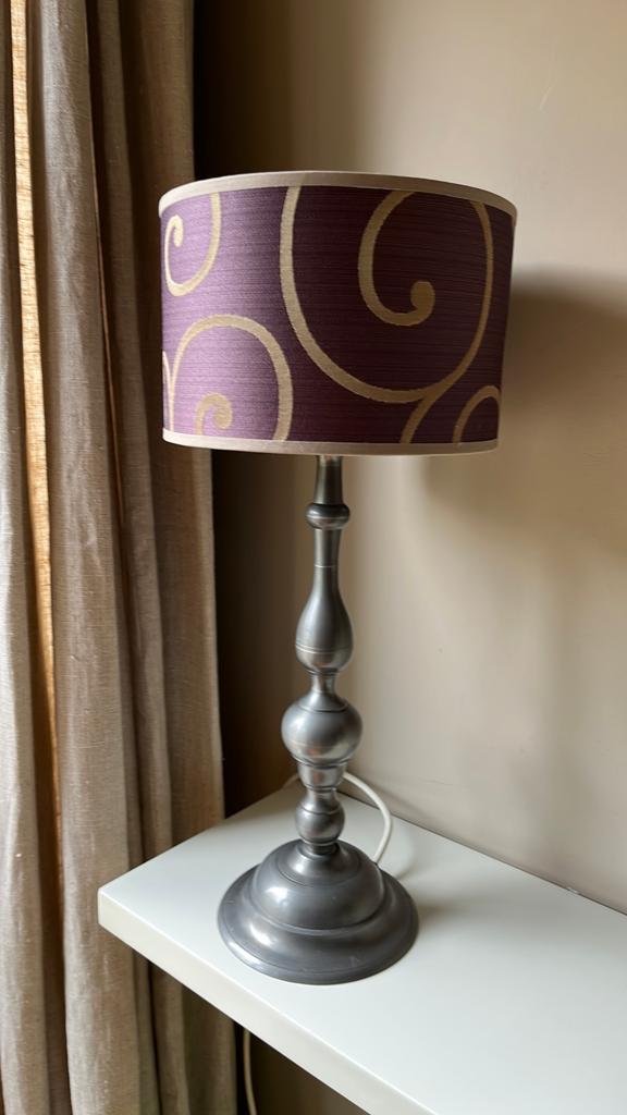 Elegante tafellamp met tinnen voet en stoffen kap, Ophalen of Verzenden, Zo goed als nieuw, Overige materialen, Minder dan 50 cm