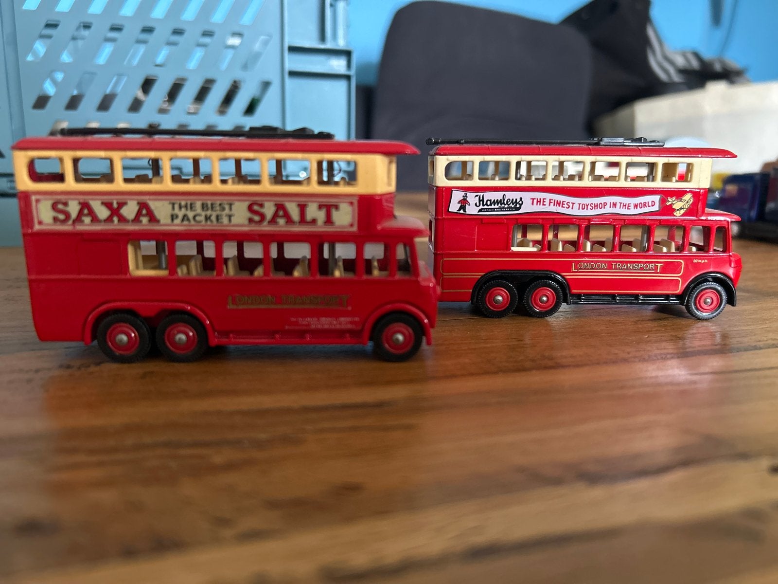 Set van 2 vintage London Transport dubbeldekker bussen, Ophalen of Verzenden, Gebruikt, 1:50 of kleiner, Overige typen