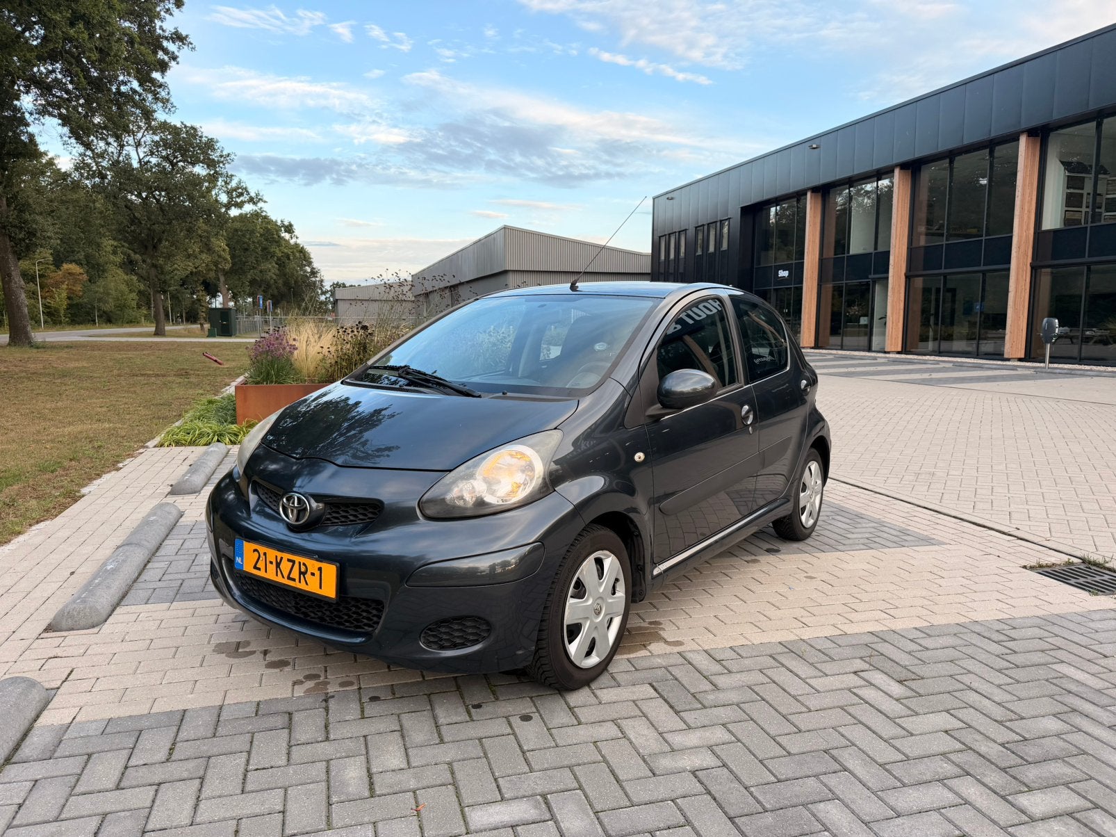 Nette Toyota Aygo 5 deurs 2010 Grijs AIRCO NAP EL-RAMEN, Voorwielaandrijving, Stof, Zwart, 4 stoelen