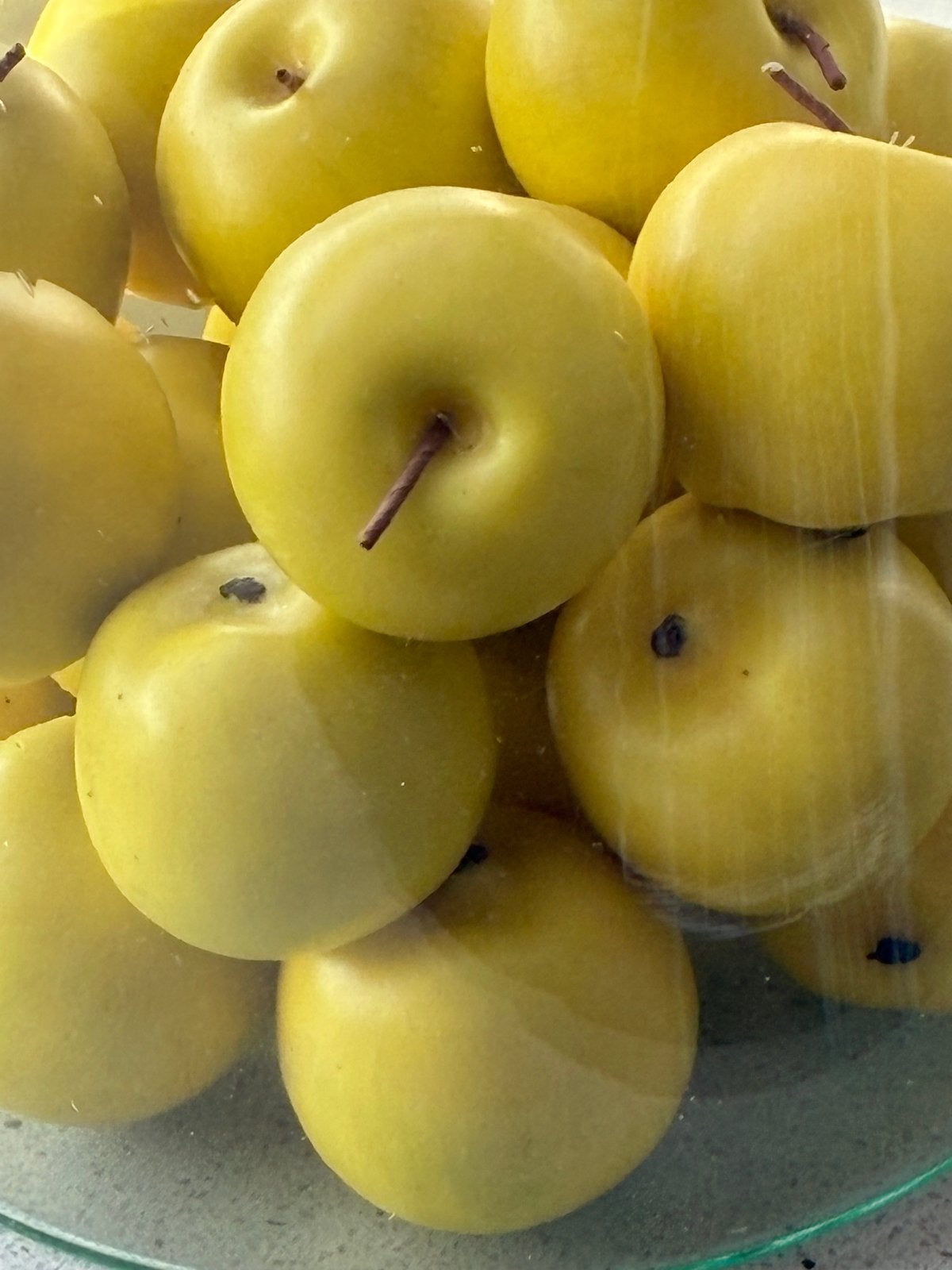 24 Groen- gele Mini Kunststof Appels - Decoratie, Ophalen of Verzenden, Nieuw, Groen, Kunststof
