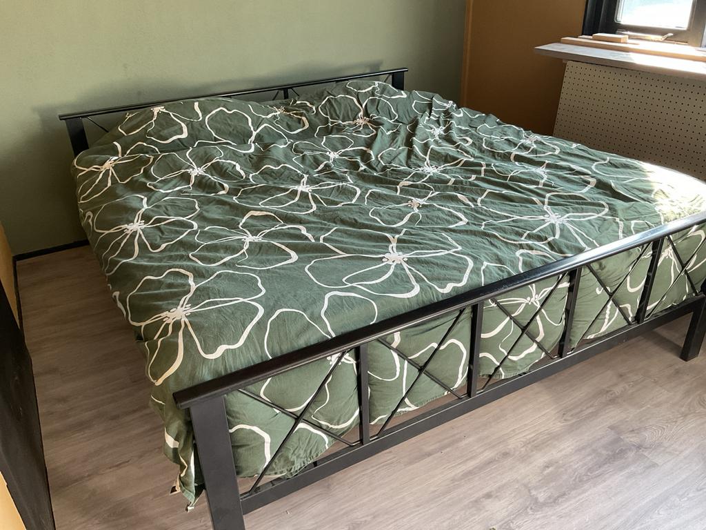 Metalen bed 180x200 met lattenbodems en matrassen, Ophalen, Zwart, Tweepersoons, Zo goed als nieuw