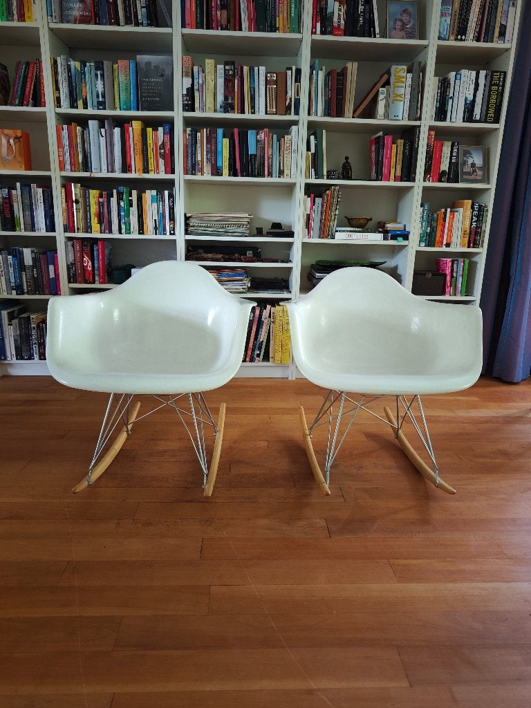 Charles Eames Schommelstoel, 2 exemplaren, Huis en Inrichting, Stoelen, Gebruikt, Twee, Metaal, Wit, Ophalen