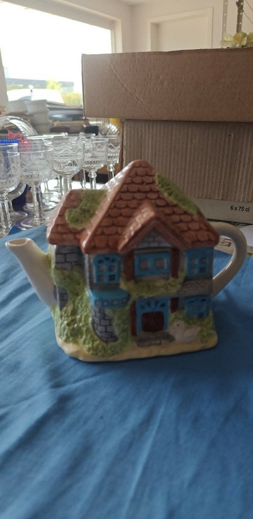 theepot in keramiek vorm cottage huisje kleuren, Keramiek, Vintage, Ophalen of Verzenden, Zo goed als nieuw