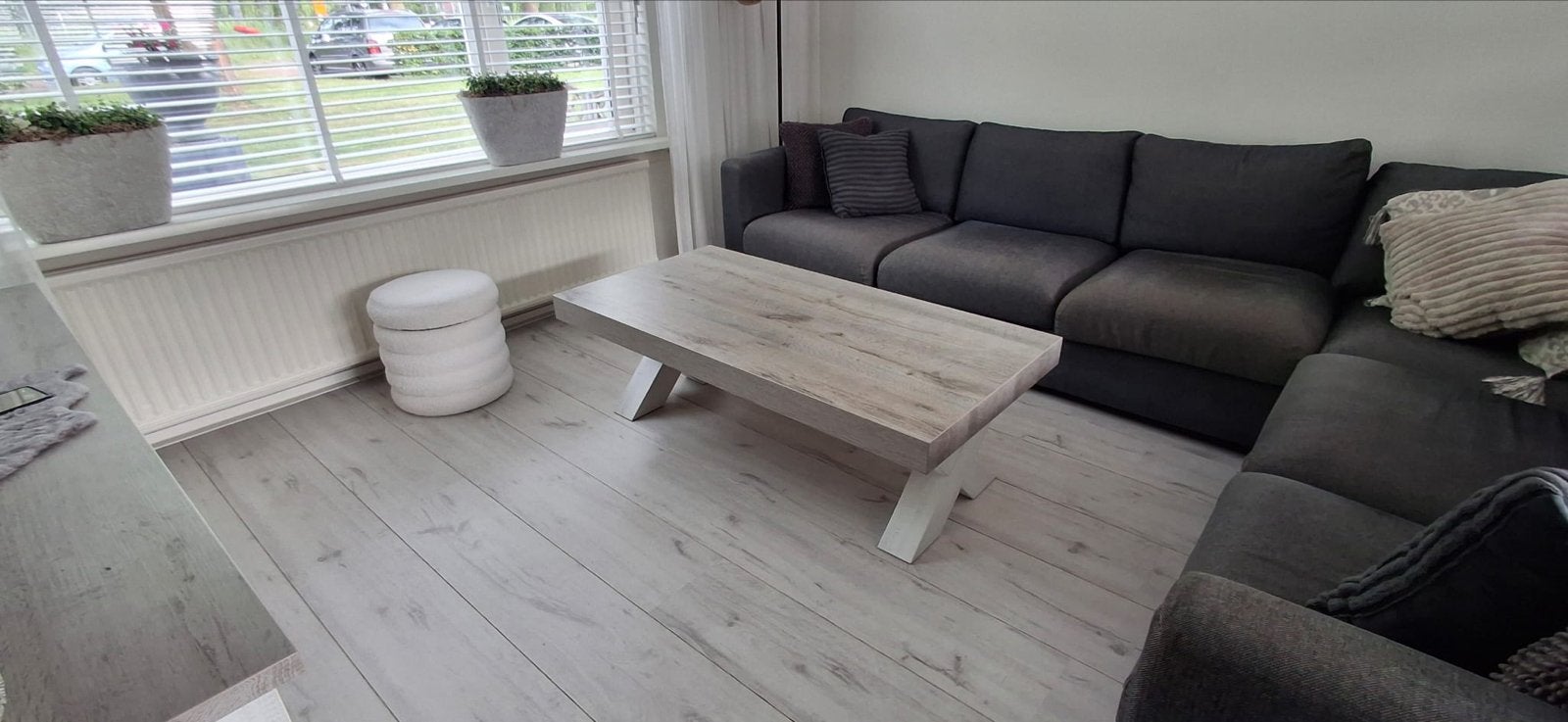 Moderne Salontafel met Houten Blad en Wit Onderstel, Huis en Inrichting, Tafels | Salontafels, Ophalen, Gebruikt, Minder dan 50 cm