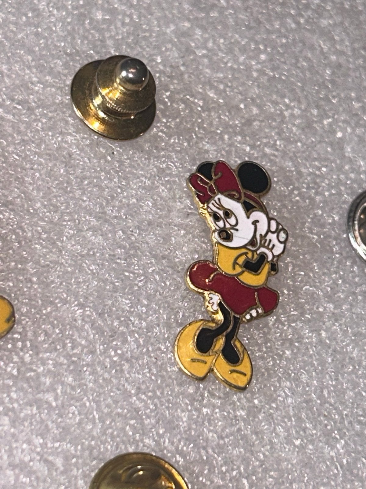 Vintage Minnie Mouse Pin, Ophalen of Verzenden, Gebruikt, Figuurtje, Speldje of Pin