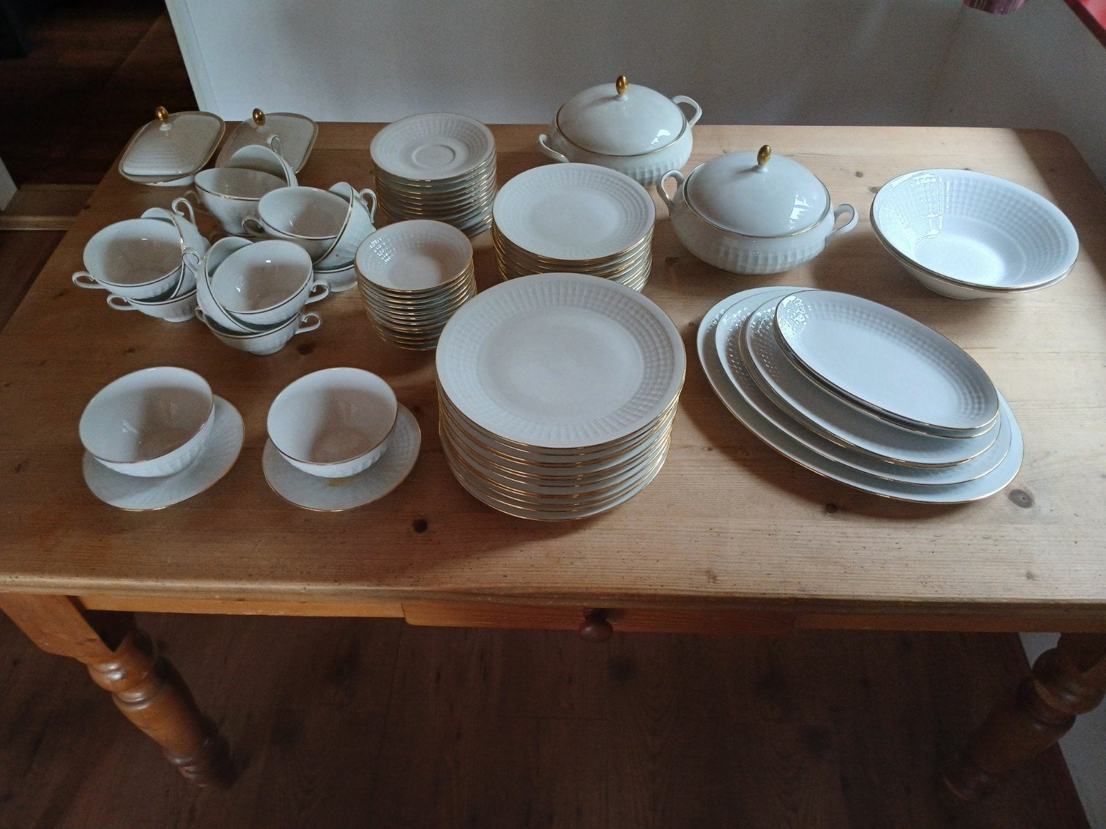 Eschenbach Bavaria Servies - 12-delig, wit met gouden rand, Ophalen, Zo goed als nieuw, Compleet servies