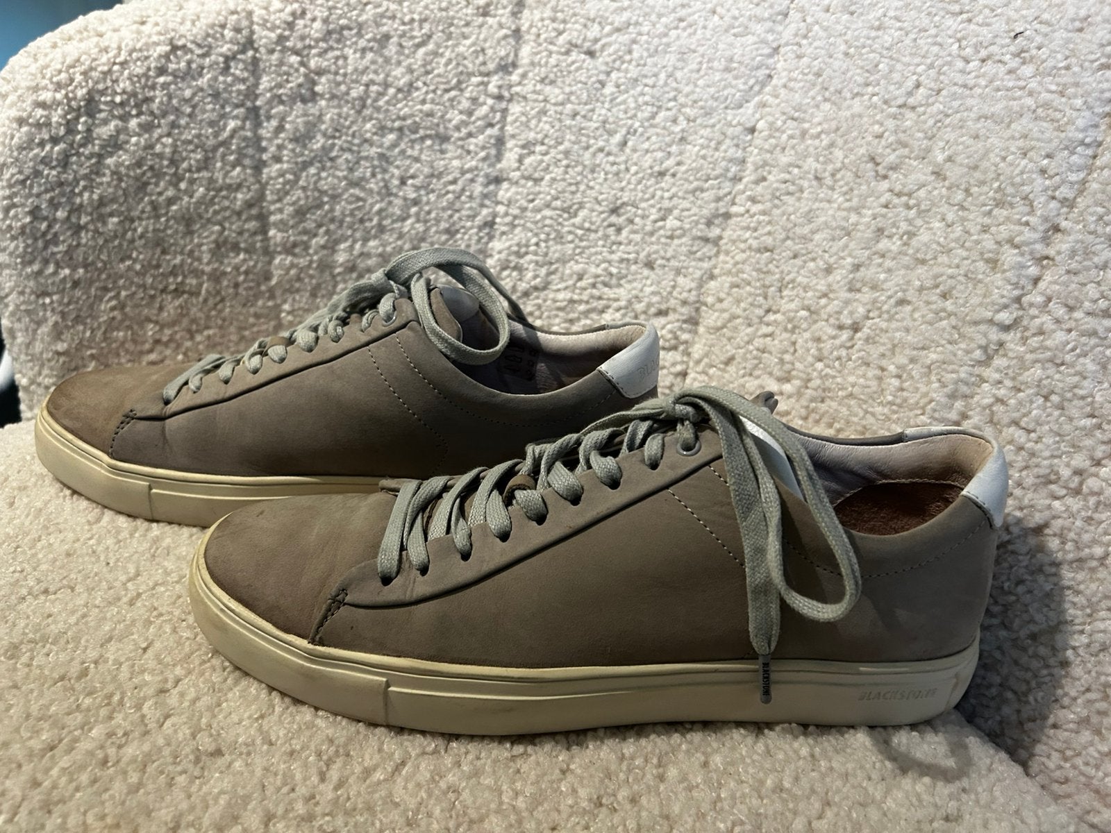 Lichtgrijze suede heren sneakers, merk Blackstone, maat 44, Overige kleuren, Ophalen of Verzenden, Sneakers of Gympen, Gedragen
