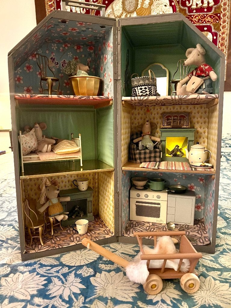 Vintage poppenhuis inklapbaar houten behangen poppenhuisje, Ophalen of Verzenden, Gebruikt, Poppenhuis