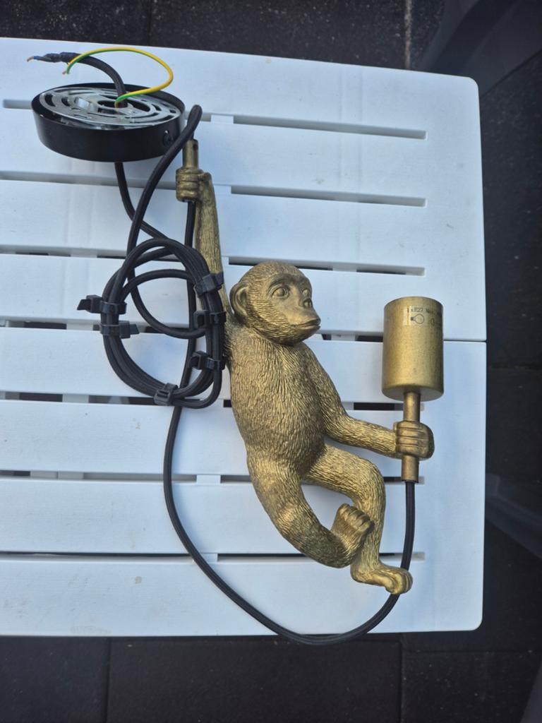 Unieke gouden apen hanglamp - Speels en stijlvol, Gebruikt, Overige materialen, Ophalen of Verzenden, Minder dan 50 cm