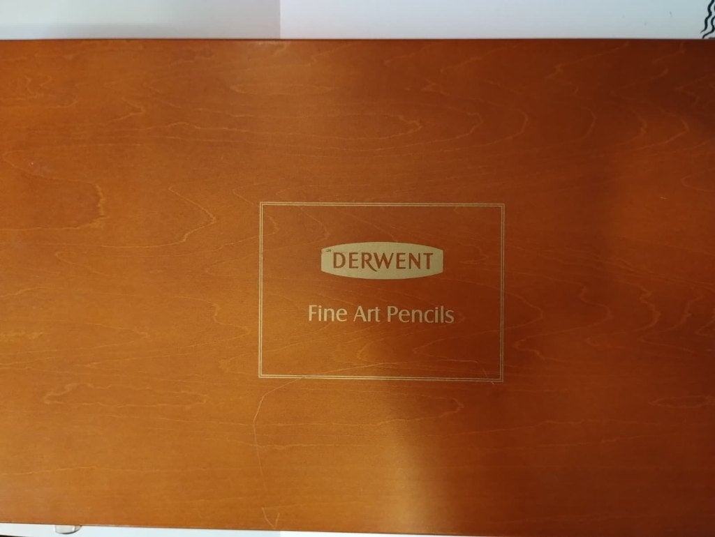 72 diverse merken potloden in houten Derwent kist, Hobby en Vrije tijd, Ophalen of Verzenden, Gebruikt, Potlood of Stift