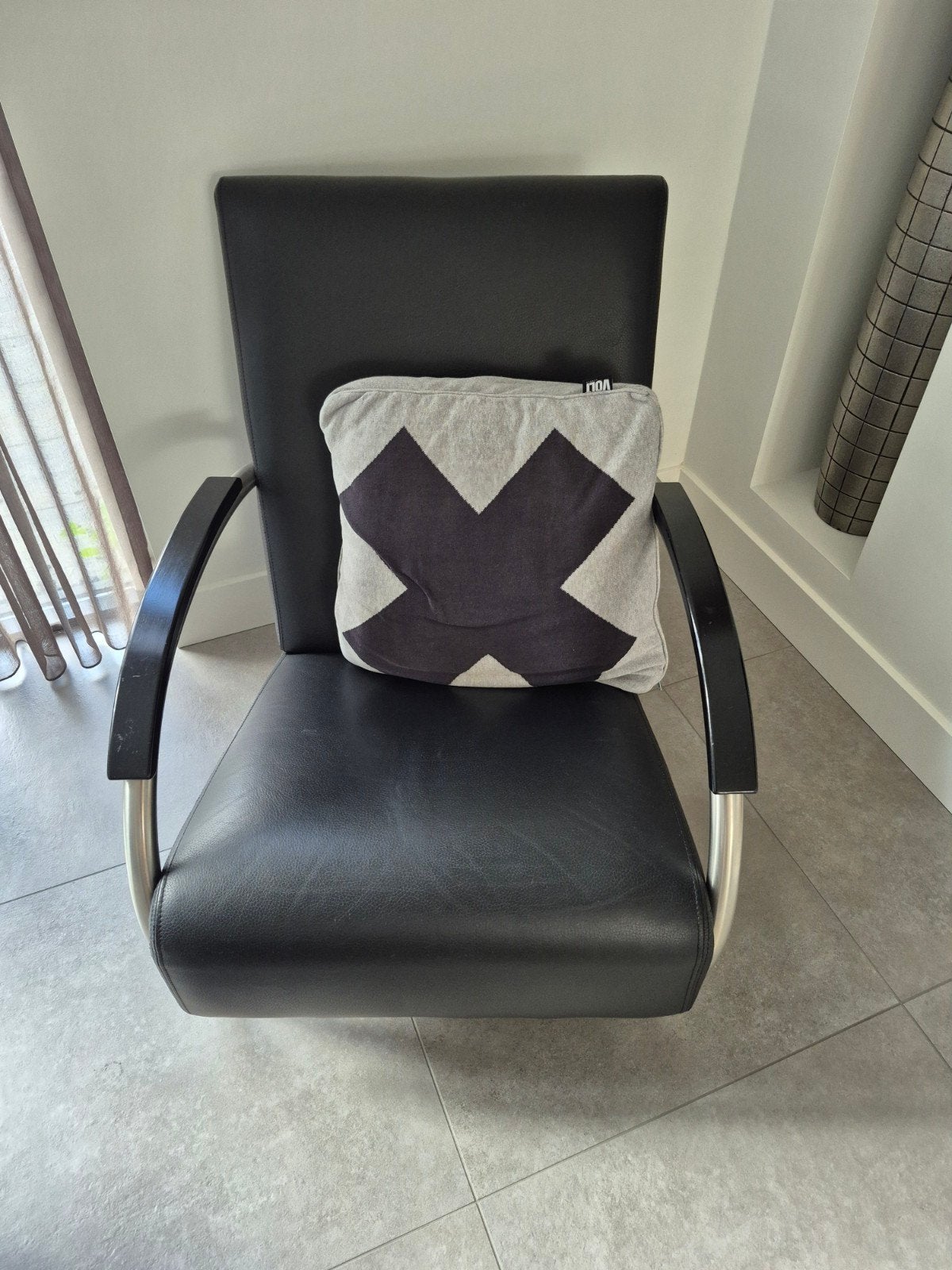 Zwarte leren fauteuil met metalen armleuningen, Huis en Inrichting, Gebruikt, Modern, Industrieel, Zwart, Ophalen of Verzenden