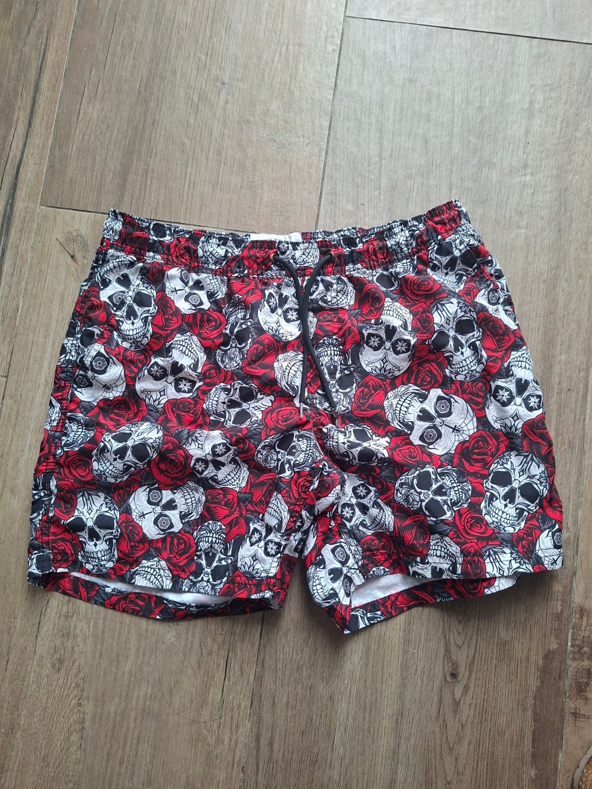 Leuke FSBN zwemshort met doodshoofden en rozen - Maat XS, Ophalen of Verzenden, Rood, Maat 46 (S) of kleiner, FSBN
