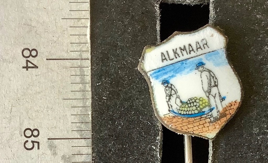 speld, Alkmaar, kaasdragers (RB, Verzamelen, Speldjes, Pins en Buttons, Ophalen of Verzenden, Gebruikt, Stad of Land, Speldje of Pin