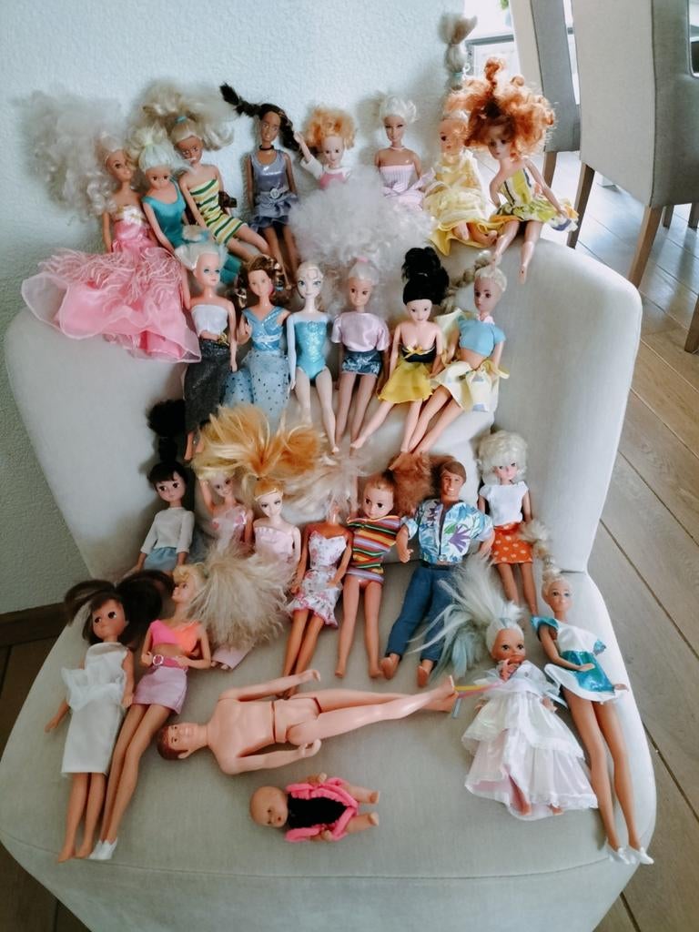 Heel veel barbie poppen uit de jaren '80, Verzamelen, Poppen, Ophalen of Verzenden, Gebruikt, Kleertjes
