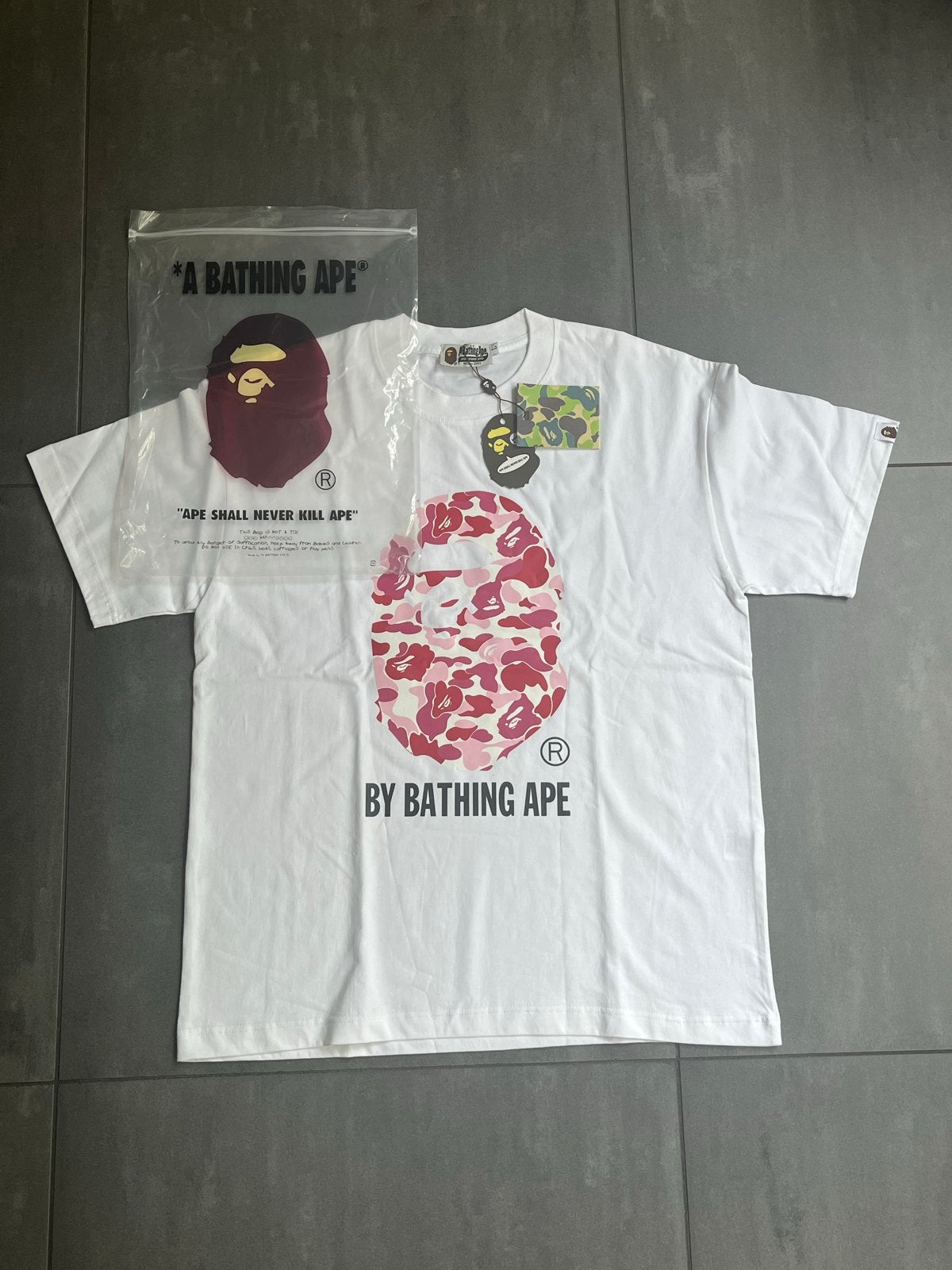 Bape T-shirt - Roze Logo - Nieuw met prijskaartje - Maat L, Ophalen of Verzenden, Nieuw, Maat 52/54 (L), Wit