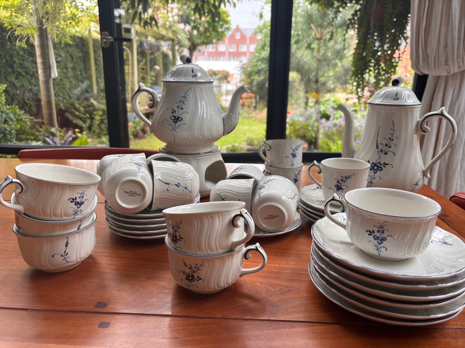 Vieux Luxembourg thee en koffie servies, Ophalen
