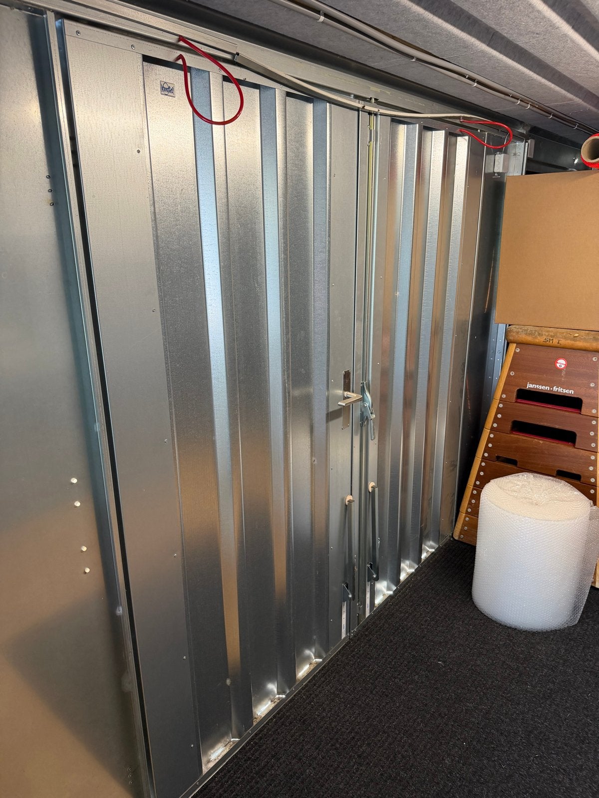 Foto 4 van Opslagcontainer 12 meter met RVS werkbanken en stellingen