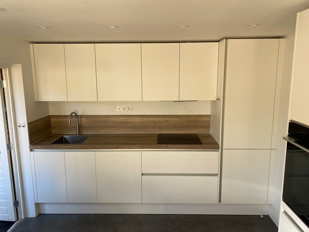 Moderne Mat Witte Keuken met Quooker GEDEMONTEERD, Huis en Inrichting, Wit, Dubbelwandige keuken, Ophalen of Verzenden, Zo goed als nieuw