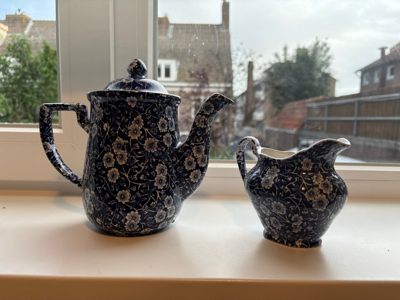 Burleigh Ironstone Theepot en Melkkan Set - Blauw Bloemen, Antiek en Kunst, Ophalen