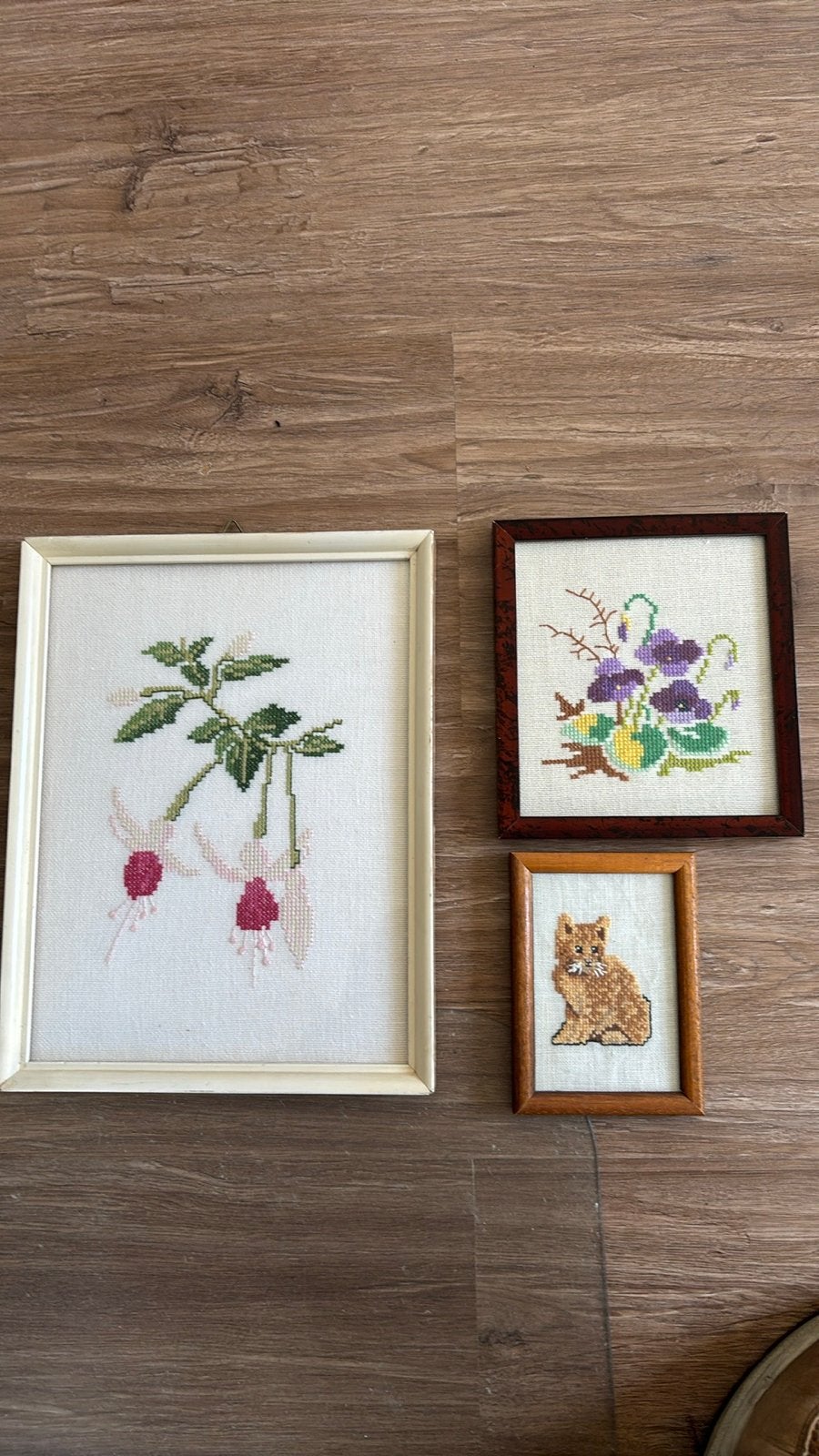 3 geborduurde schilderijtjes: bloemen en kat, Ophalen of Verzenden, Gebruikt, Schilderij
