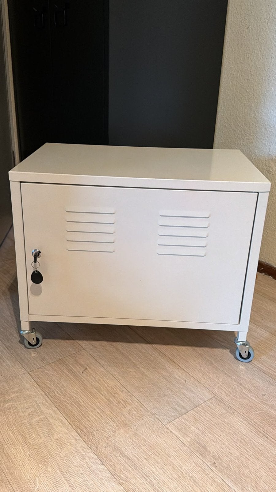 Kastje, lockerkastje wit metaal met slot, 2 plankjes, Ophalen, Zo goed als nieuw